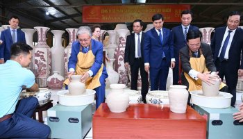 Тоқаев Вьетнам президентімен бірге қыш құмыра жасап көрді