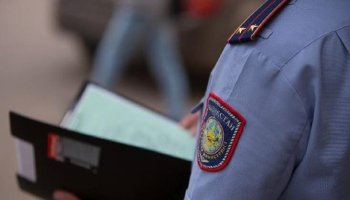 Жамбыл облысында жүргізуші өзін тоқтатқан полицейді пышақтаған