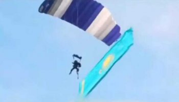 Алматылық бойжеткен қобыз тарта отырып парашютпен секірген (ВИДЕО)