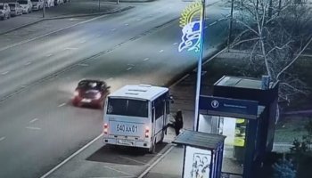 Астанада автобустың әйнегін сындырған адам ұсталды (ВИДЕО)