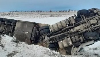 Астанадан Ақтөбеге 20 тонна жұмыртқа апара жатқан көлік аударылып қалды