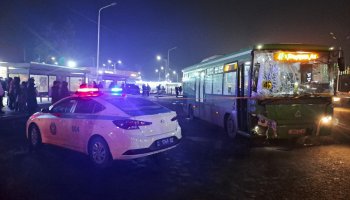 «2 баласы бар жалғызбасты ана»: Алматыда адамдарды қағып кеткен автобус жүргізушісі жайлы әкесі айтып берді