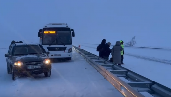 Ақмола облысында бұзылған автобустан 16 шетелдік эвакуацияланды