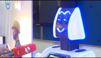 Ақтөбеде колледж оқытушысы сабақты «Смартхан» атты роботпен түсіндіреді