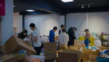 Алматылықтар тасқыннан зардап шеккендерге 1 тоннадан астам гуманитарлық көмек жинады
