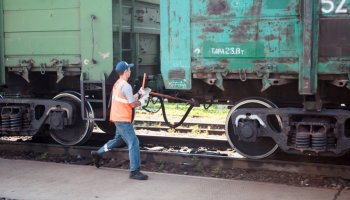 Екібастұзда вагондардың арасына қысылып қалған жұмысшы көз жұмды