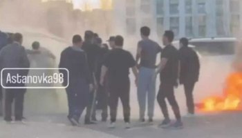 Астанада көше бойында өртеніп кете жаздаған ер адамның видеосы шықты