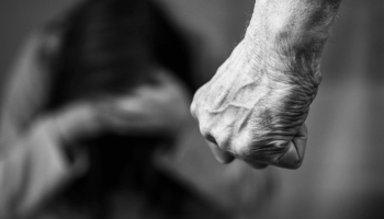 «Балағаттап, қылғындырған»: Маңғыстауда әйеліне күш қолданған ер адам 10 тәулікке қамалды