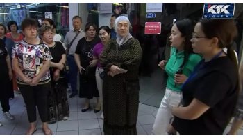 «Босатыңдар деп қорқытады»: Алматыда барахолка саудагерлері бас көтерді
