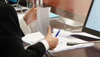 Қарағандыда пара беруге итермелеген салық қызметкері сотталды