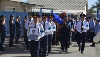 Жамбылдықтар апаттан қаза тапқан полицейлерді соңғы сапарға шығарып салды