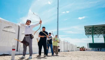 Қазақстандық садақшылар көшпенділер ойындары өтетін алаңда жаттығып жатыр