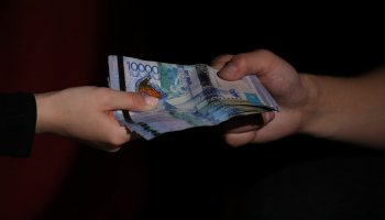 Өскеменде мамандандырылған ХҚКО қызметкерлері 35 млн теңге пара алған